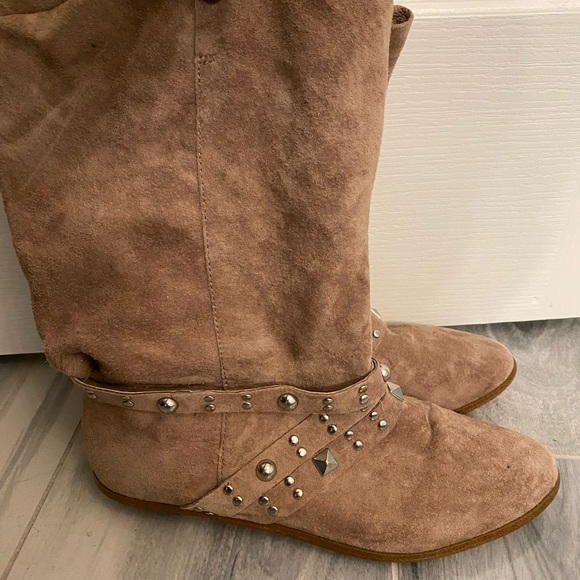 Tan leather cowboy boots. Lightly worn. Size: 7 - Picture 1 of 5